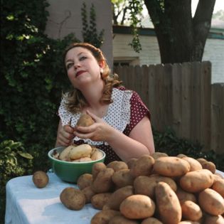 33 - ŠTALA NA SENIKU (Antonija je lupila krompir)