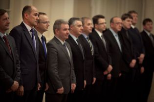 REŠUJEM POLITIČNO KRIZO