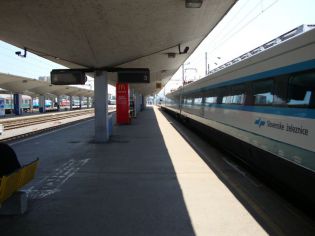 ŠTIRIINTRIDESETI DEL - Peron 4 na železniški postaji