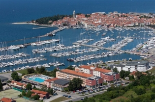 PRHAJA EN TEDN POLETJA