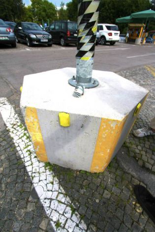 PETI DEL - Plastičen rumen Tole na Trgu republike