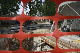 SEDEMNAJSTI DEL - Ljubljansko gradbišče piramide na Kongresnem trgu