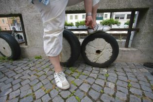 ČETRTI DEL - Guma na Cankarjevem nabrežju