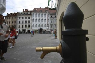SEDEMINTRIDESETI DEL - Nerobbov vodnjak