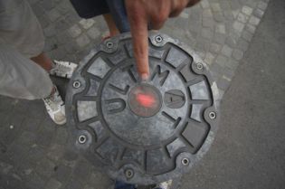 ENAINTRIDESETI DEL - Prvi parkirni količek v Ljubljani pri tržnici
