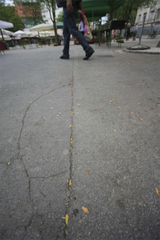 DVAJSETI DEL - Tektonska razpoka na tržnici