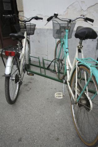ŠTIRINAJSTI DEL - Znamenito parkirišče za kolesa na Pogačarjevem trgu