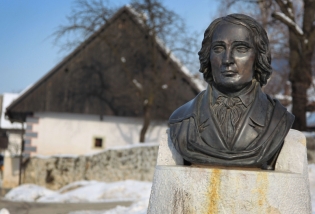 PESNU SM PRED PRAZNIKOM
