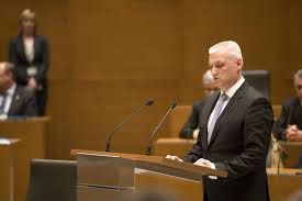 KMAL BODO VSI MINISTRI ODSTOPIL